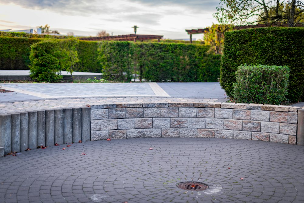 Terrasse pavée et muret de pierre