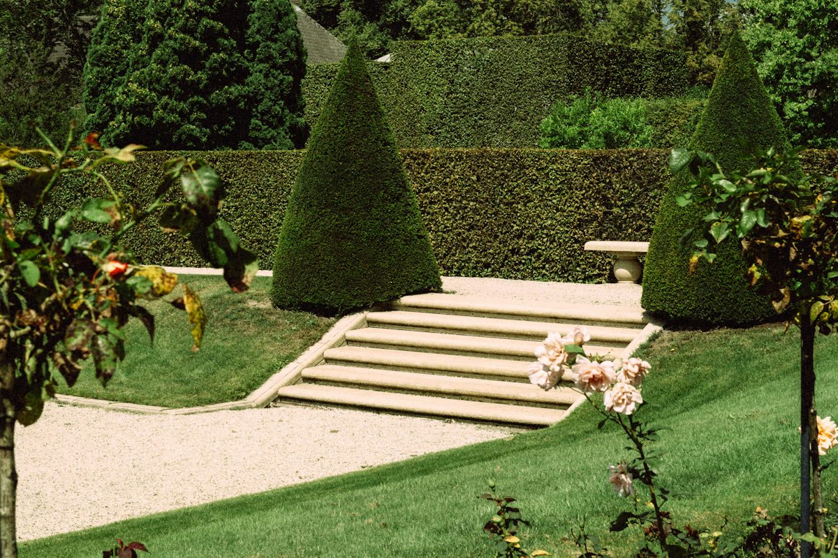 Jardin entretenu, topiaires et marches de pierre